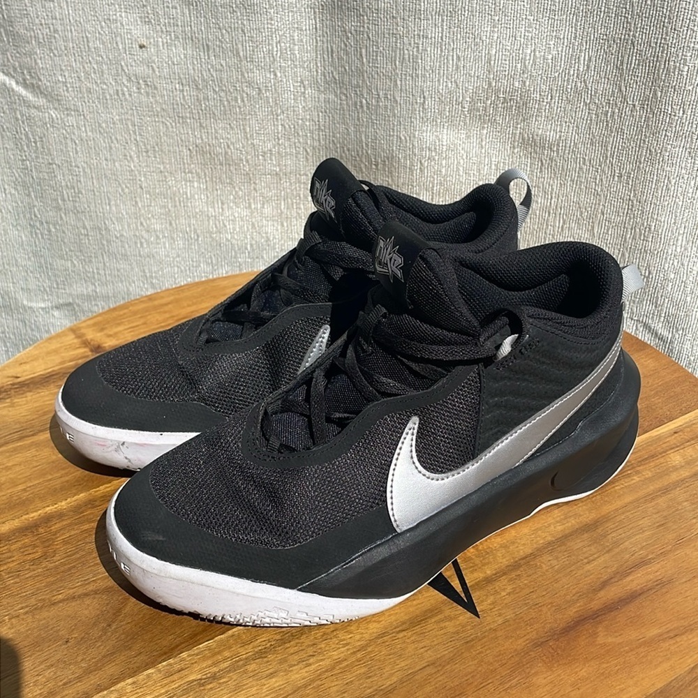 NIKE Big Kids’ Team Hustle D 10 Shoes - Black/ Metallic Silver/White Size 6Y